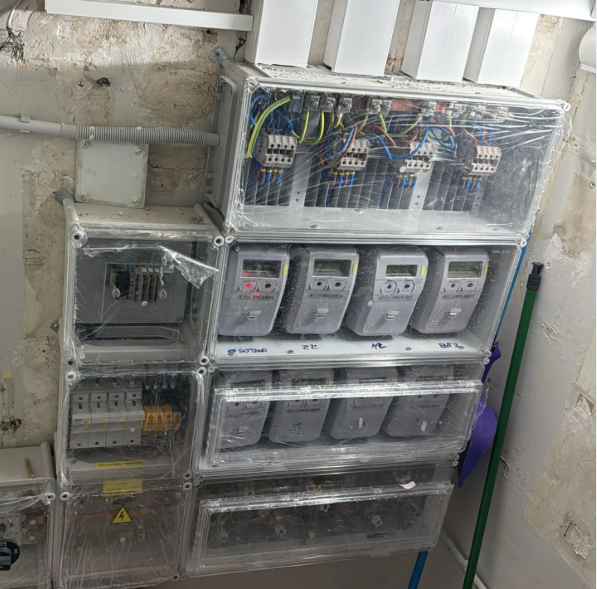 Adecuación de cuarto de contadores eléctrico en una comunidad de vecinos
