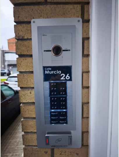Instalación de videoportero Golmar Supra en comunidad de vecinos